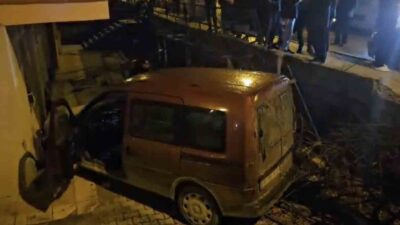 Çorum’da otomobille çarpışan hafif ticari aracın apartman boşluğuna savrulduğu kazada