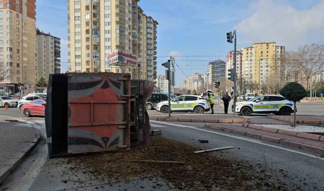 Kayseri’nin Melikgazi ilçesinde otomobille çarpışan canlı hayvan nakil kamyoneti yan