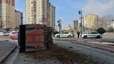 Kayseri’nin Melikgazi ilçesinde otomobille çarpışan canlı hayvan nakil kamyoneti yan
