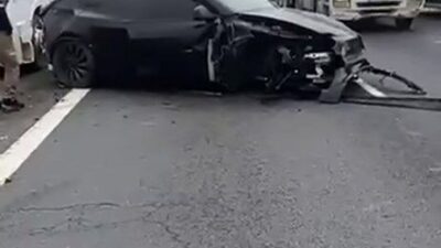 TEM Otoyolu Esenyurt mevkinde Tesla marka araç, otopilot modunda iken