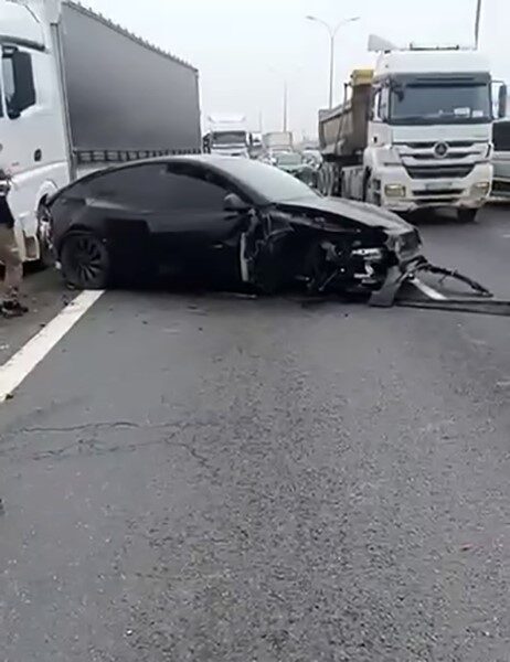 TEM Otoyolu Esenyurt mevkinde Tesla marka araç, otopilot modunda iken