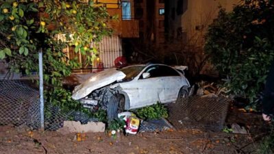 Adana’da otoyolda refüje çarpıktan sonra lastiği patlayan otomobil kontrolden çıkarak