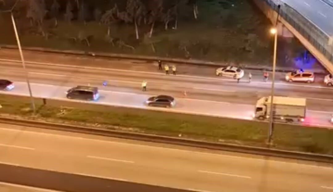 Adana’da otoyolda karşıdan karşıya geçmeye çalışırken tırın altında kalan şahıs