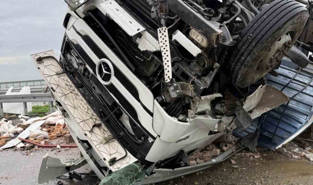 Aydın-Denizli Otoyolu Yenipazar mevkiinde tır ve ticari aracın karıştığı trafik