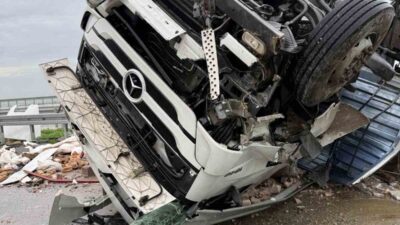 Aydın-Denizli Otoyolu Yenipazar mevkiinde tır ve ticari aracın karıştığı trafik