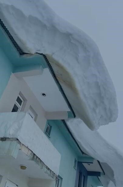 Tunceli’nin Ovacık ilçesinde etkili olan yoğun kar yağışı sonrası bina