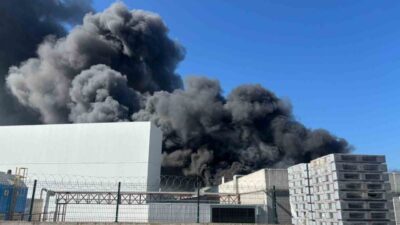 Manisa’nın Akhisar Organize Sanayi Bölgesinde bir oyuncak fabrikasında başlayan yangına