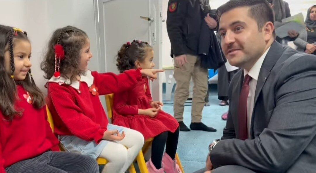 Van’ın Özalp ilçesinde bayrak haftası münasebetiyle anlamlı bir program düzenlendi.