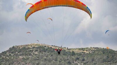 Mersin’de özel gereksinimli çocuklar, yamaç paraşütüyle gökyüzüyle buluştu. Mersin Büyükşehir