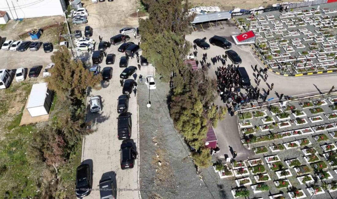 Hatay’da deprem mezarlığını ziyaret eden CHP Genel Başkanı Özgür Özel’in