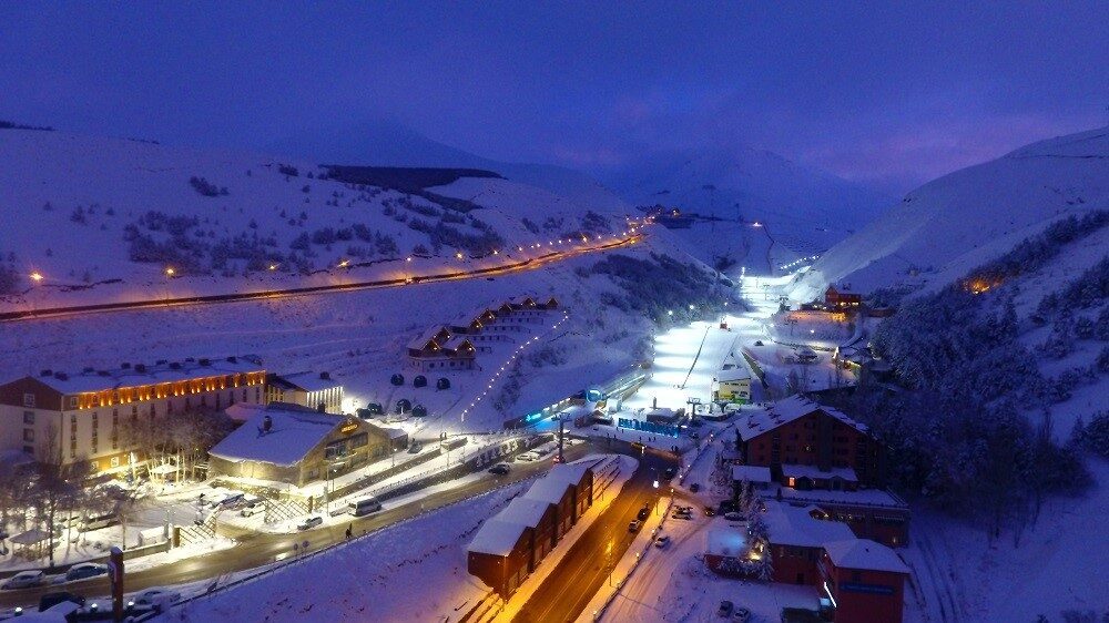 Erzurum’da sömestri tatilinde ilgi odağı olan Palandöken Kayak Merkezi’nde hareketlilik