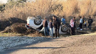 Şanlıurfa’nın Akçakale ilçesinde kontrolden çıkarak devrilen otomobilin sürücüsü, yol kenarına