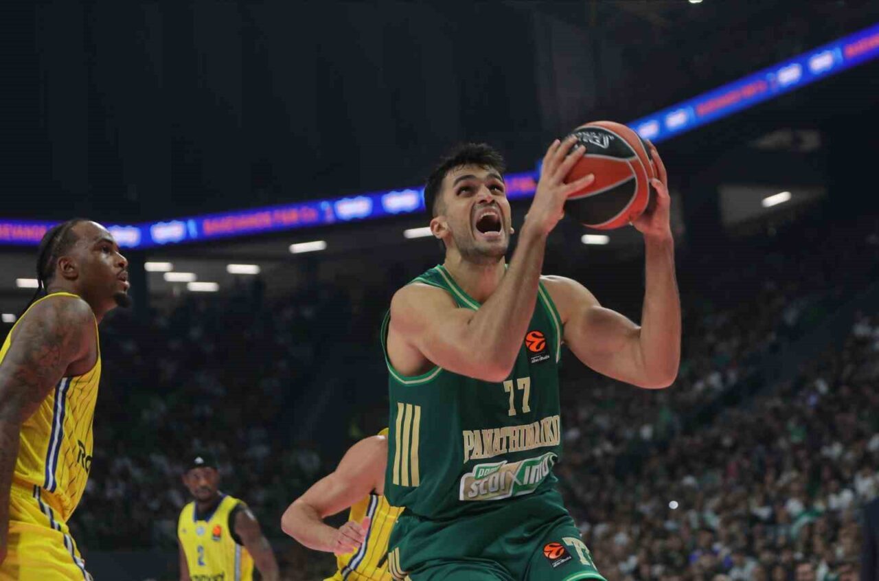 Yunanistan’ın Panathinaikos Basketbol Takımı, milli oyuncu Ömer Faruk Yurtseven ile