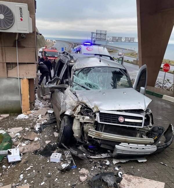 Zonguldak’ın Kozlu ilçesinde sürücüsünün kontrolünden çıkan panelvan aracın hastane girişindeki