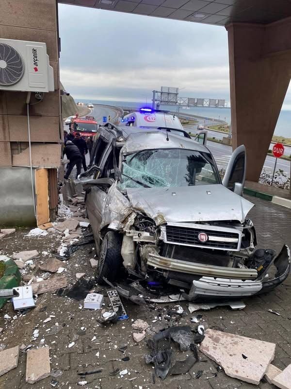 Zonguldak’ın Kozlu ilçesinde sürücüsünün kontrolünden çıkan panelvan aracın hastane girişindeki