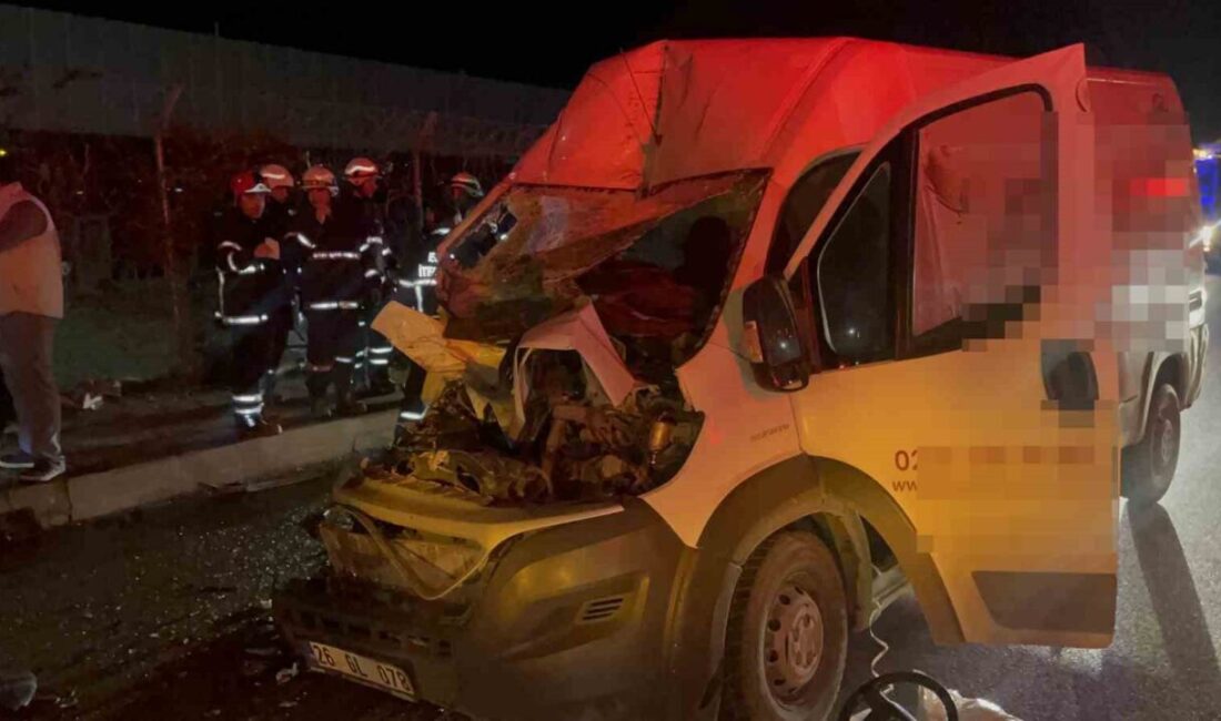 Eskişehir’de panelvan aracın park halindeki tır dorsine saplandığı kazada 2