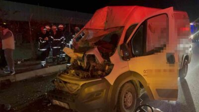 Eskişehir’de panelvan aracın park halindeki tır dorsine saplandığı kazada 2