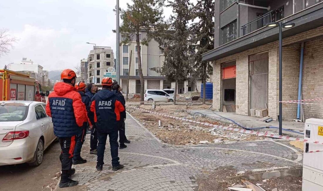 Adıyaman’da paralarını alamadıklarını iddia eden 2 işçi binanın çatısına çıktı.