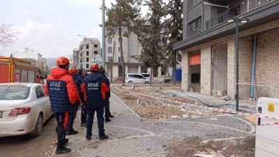 Adıyaman’da paralarını alamadıklarını iddia eden 2 işçi binanın çatısına çıktı.