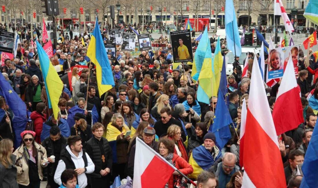 Fransa’daki Ukraynalılar Birliği tarafından başkent Paris’te düzenlenen yürüyüşte yaklaşık 250