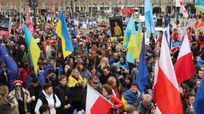 Fransa’daki Ukraynalılar Birliği tarafından başkent Paris’te düzenlenen yürüyüşte yaklaşık 250