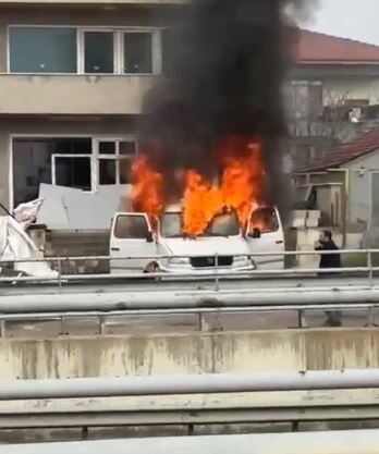 Denizli’de park halindeki bir araç çıkan yangında alevlere teslim oldu.