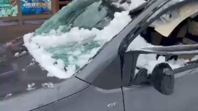 Bitlis’te park halindeki bir aracın üzerine çatıda biriken kar kütlesi