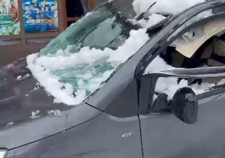 Bitlis’te park halindeki bir aracın üzerine çatıda biriken kar kütlesi