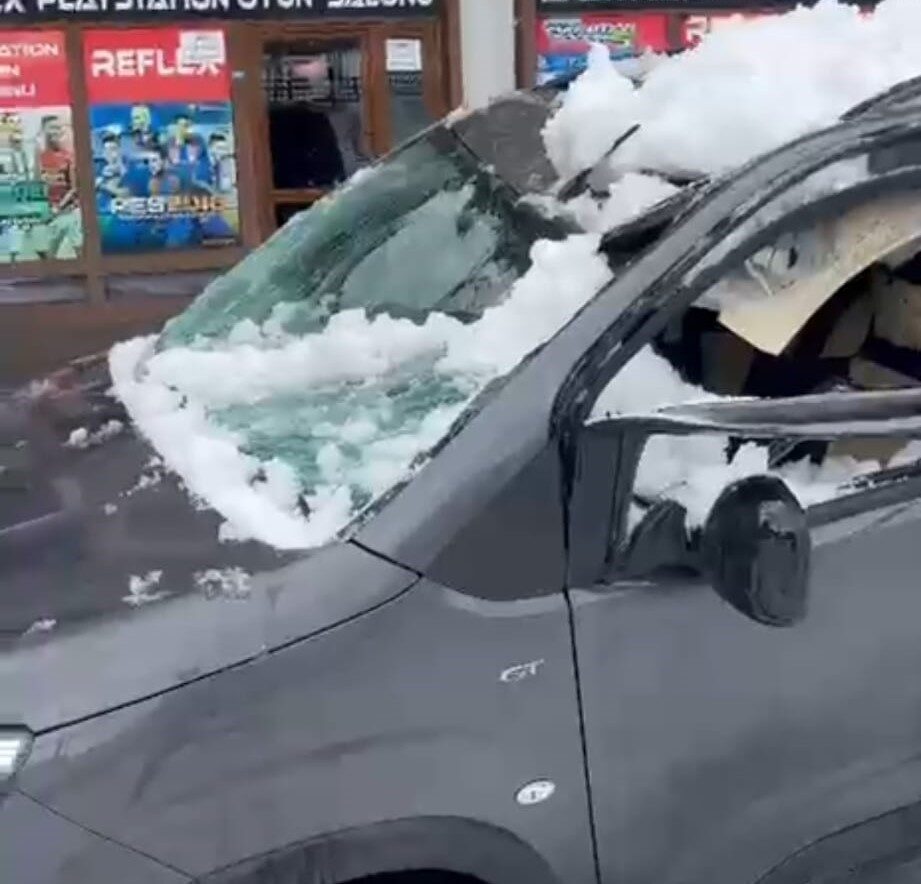 Bitlis’te park halindeki bir aracın üzerine çatıda biriken kar kütlesi