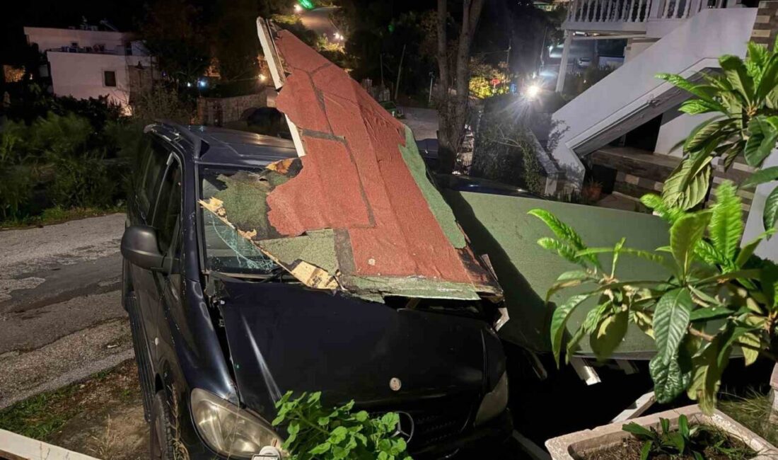 Muğla’nın Bodrum ilçesinde etkili olan fırtınada yerinden kopan sundurma, park