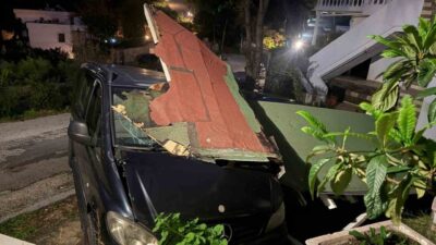 Muğla’nın Bodrum ilçesinde etkili olan fırtınada yerinden kopan sundurma, park