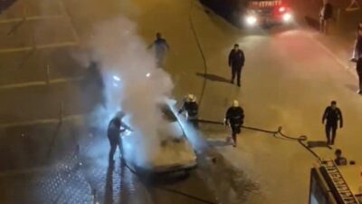 Adana’da park halindeki otomobil alev alev yandı. Panik anları cep