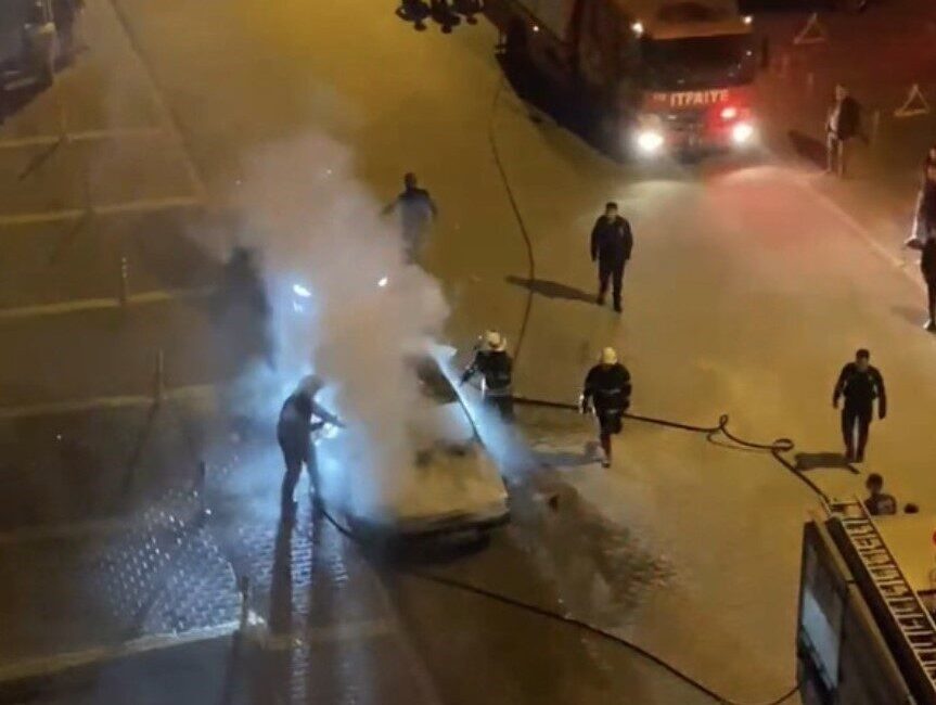 Adana’da park halindeki otomobil alev alev yandı. Panik anları cep