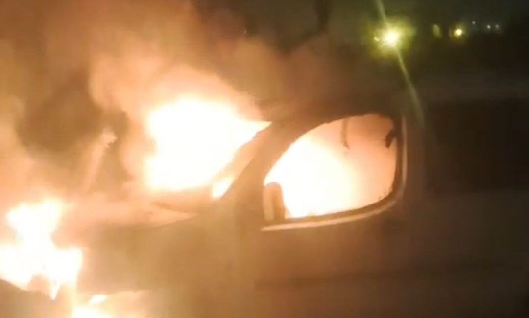 Adana’nın Kozan ilçesinde park halindeki otomobil alev alev yandı. Olay,