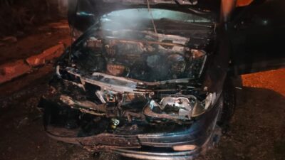 Elazığ’da park halindeki otomobil alev alev yandı. Edinilen bilgiye göre,