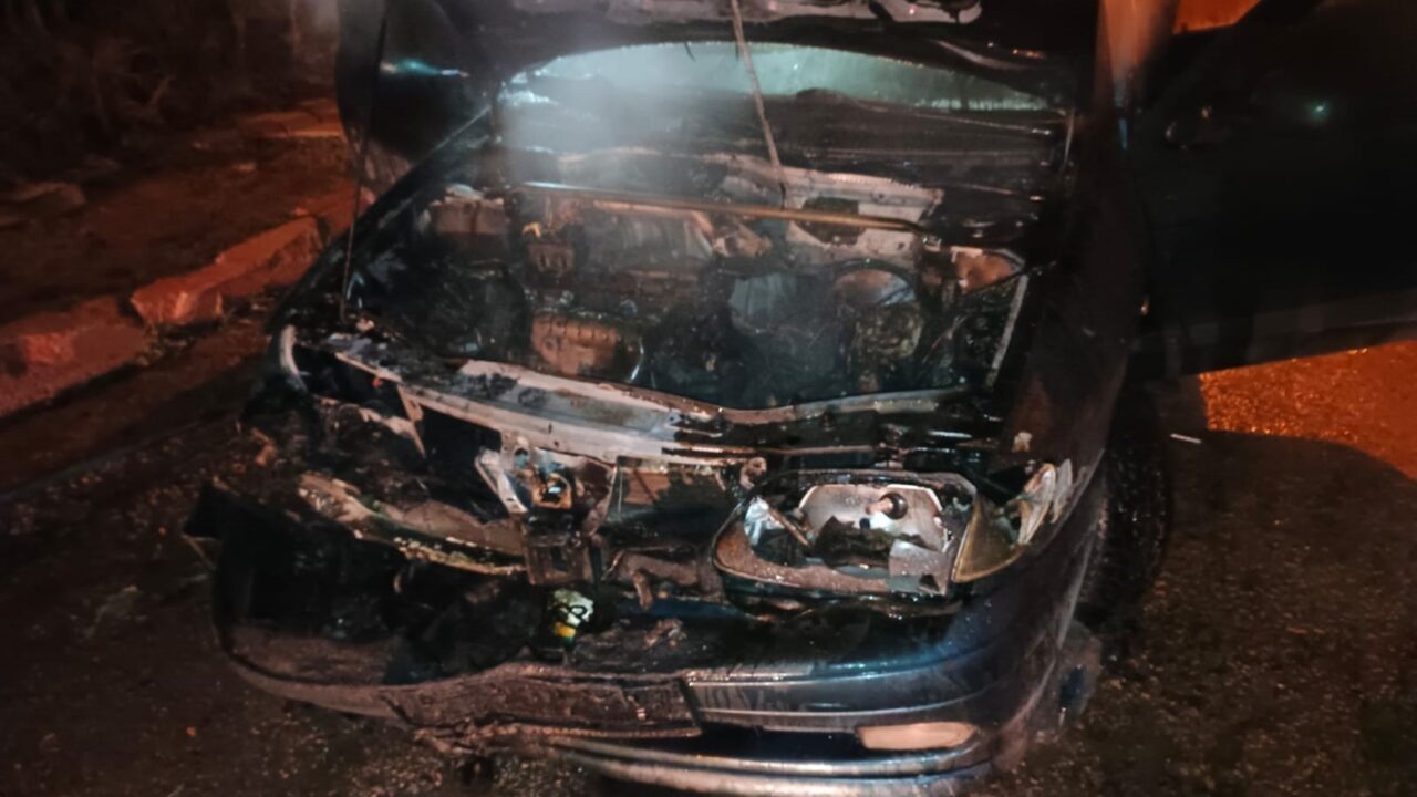 Elazığ’da park halindeki otomobil alev alev yandı. Edinilen bilgiye göre,