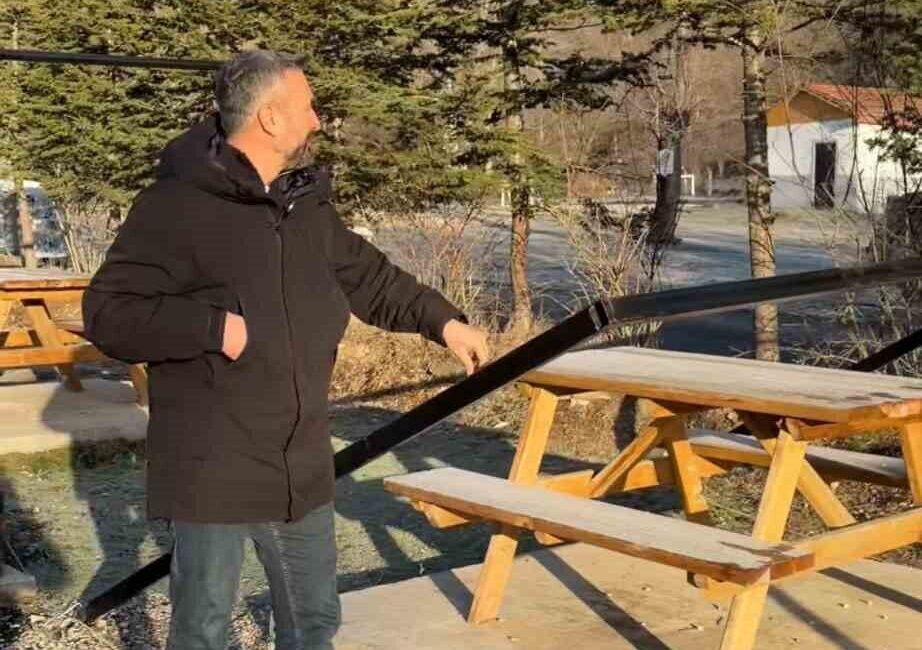 Karabük’te Eskipazar ilçe Belediye Başkanı Serkan Cıva mesire alanındaki mangal