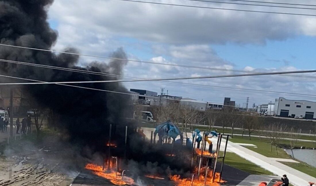 Tekirdağ’ın Ergene ilçesinde çocukların yaktığı ateş nedeniyle parktaki oyun grupları