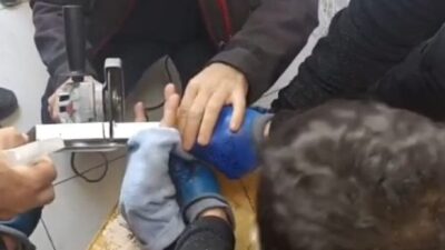 Batman’da parmağı akıllı tahtanın boşluk kısmına sıkışan öğrenci, itfaiye ekiplerinin