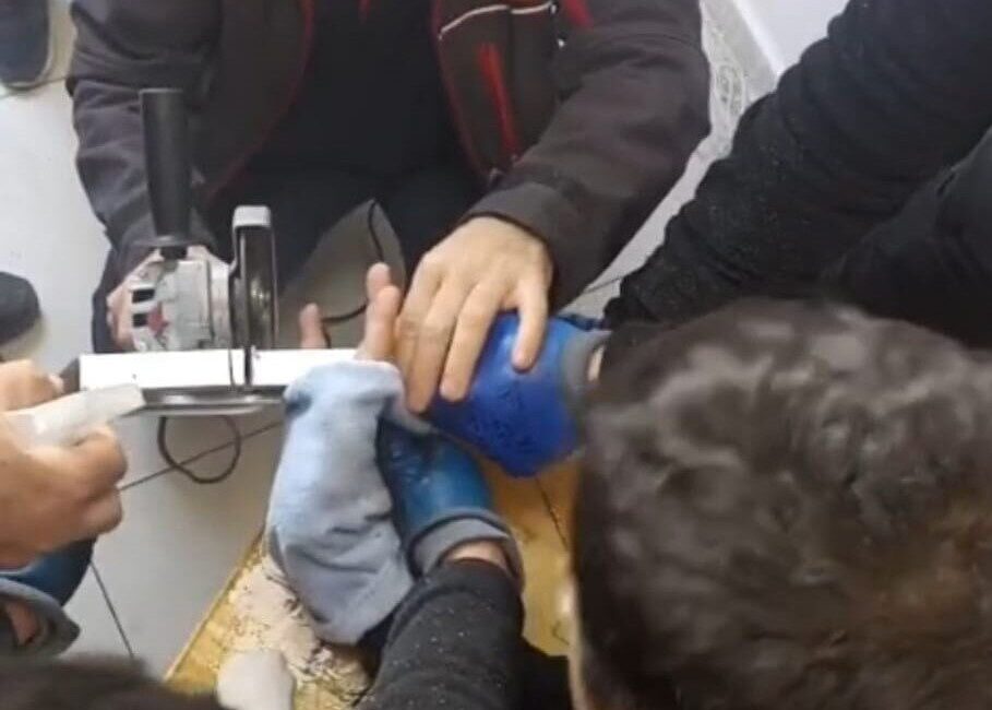 Batman’da parmağı akıllı tahtanın boşluk kısmına sıkışan öğrenci, itfaiye ekiplerinin