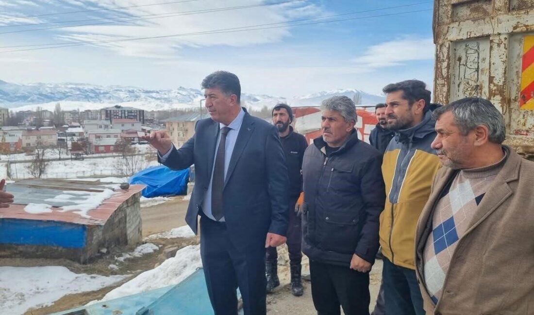 Erzurum’un Pasinler ilçesinde belediye ekipleri, Yeni Mahalle semtinde çevre kirliliği