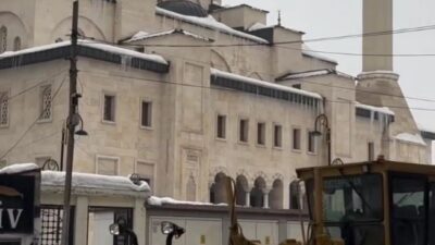 Ağrı’nın Patnos ilçesinde kar temizleme çalışmaları yeniden hız kazanmış durumda.