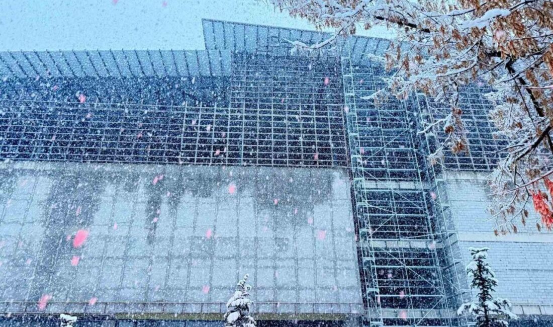 Ağrı’nın Patnos ilçesinde sıcak hava yerini kar yağışına bıraktı. İlçede