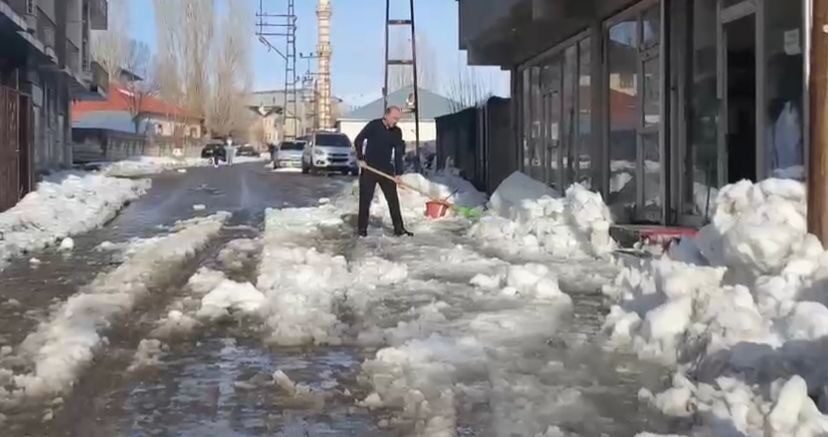 Ağrı’nın Patnos ilçesinde yoğun karların erimesiyle birlikte köylerde yaşam yeniden