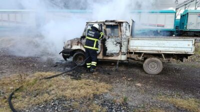 Hatay’da park halindeyken alevlere teslim olan kamyonet kullanılmaz hale geldi.