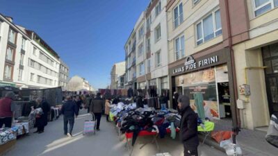 Eskişehir’de semt pazarı kurulu bir sokak üzerinde çıkan baca yangının