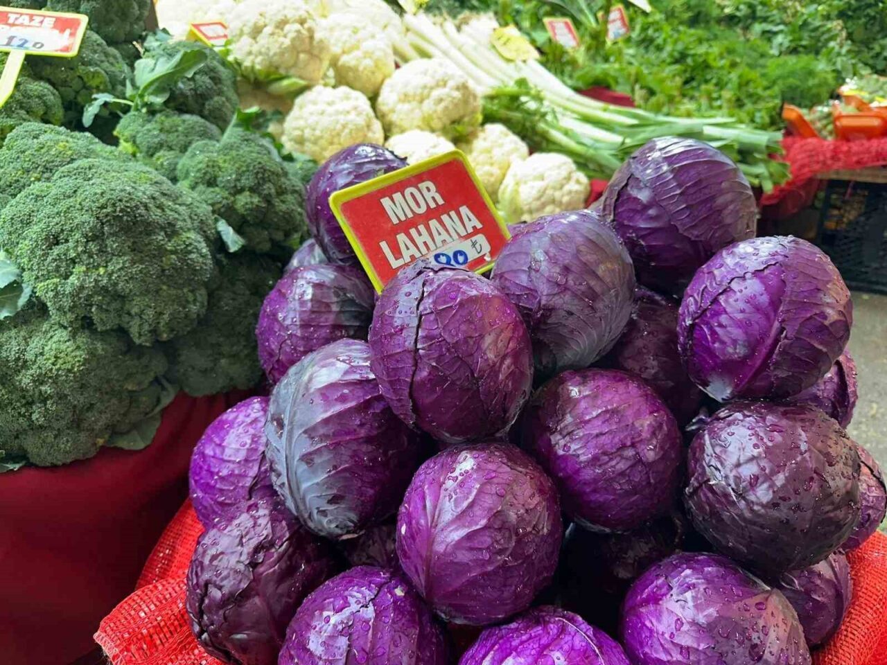 Bursa’da pazarlarda tanesi 80 liradan satılan karalahanayı (mor lahana) tüccarlar