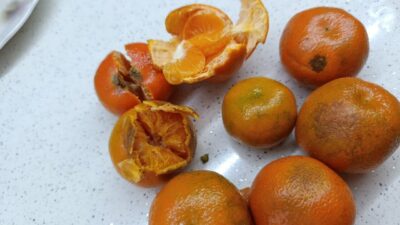 Eskişehir’de mahallesindeki pazardan 2 kilogram mandalina satın alan vatandaş, meyvelerin