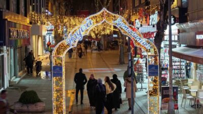 Pendik’te Ramazan ayının manevi atmosferi dolayısıyla cadde ve sokaklara yapılan