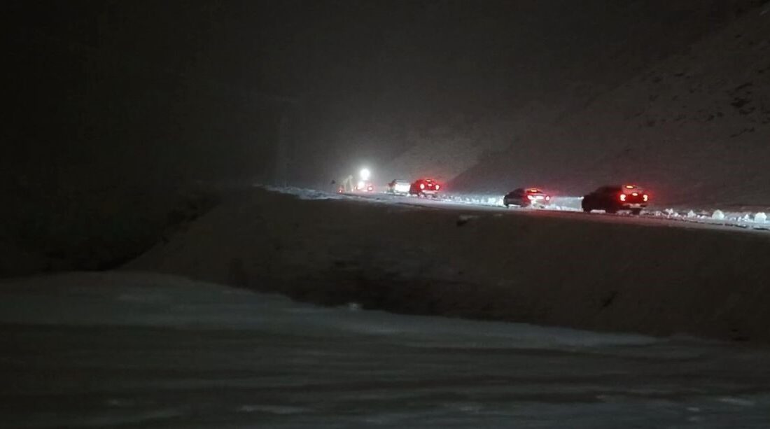Siirt’in Pervari ve Şirvan ilçelerinde etkili olan kar yağışı, bazı